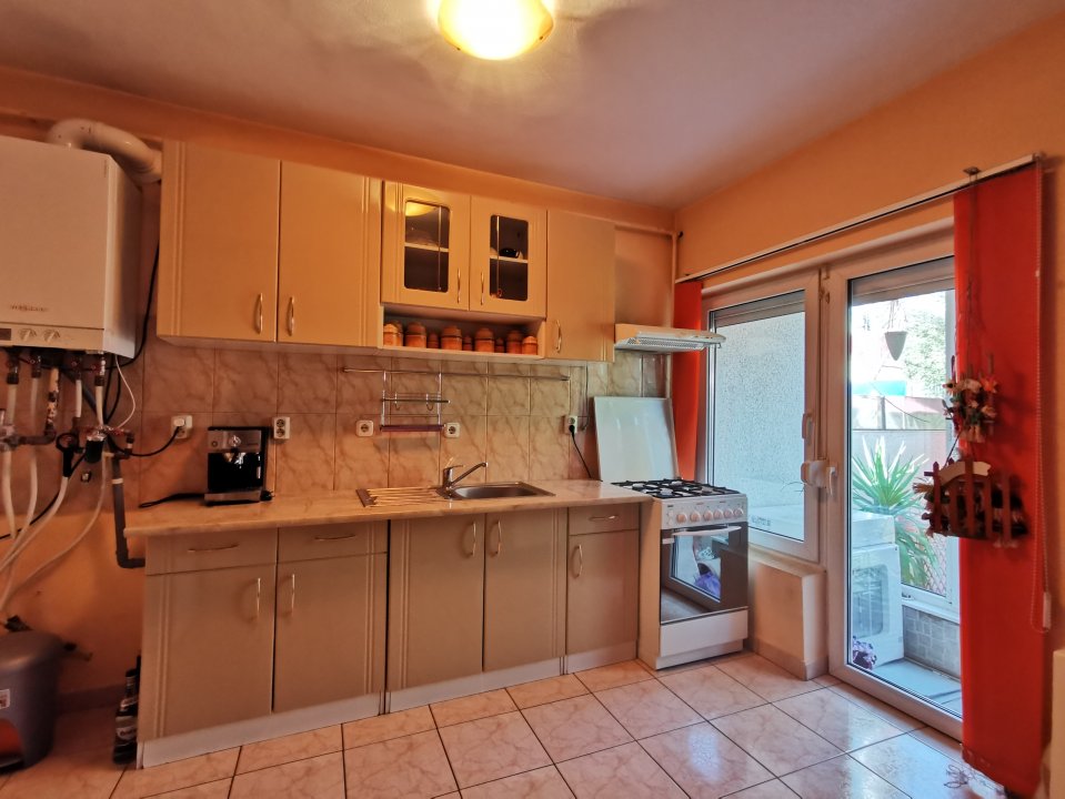 Casa Strada Muntii Carpati, 3 camere, curte proprie