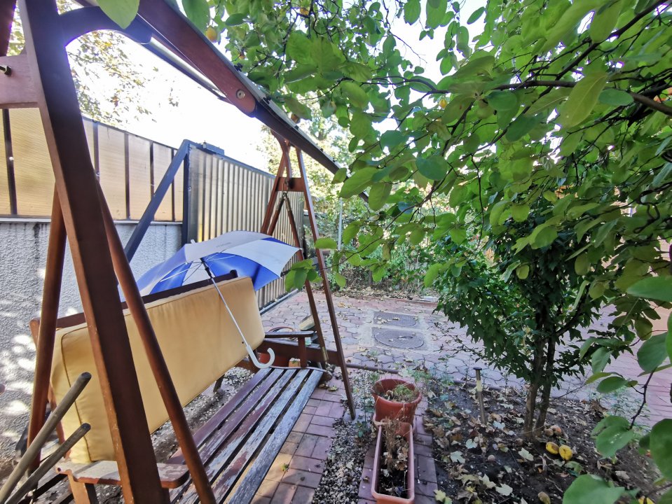 Casa Strada Muntii Carpati, 3 camere, curte proprie