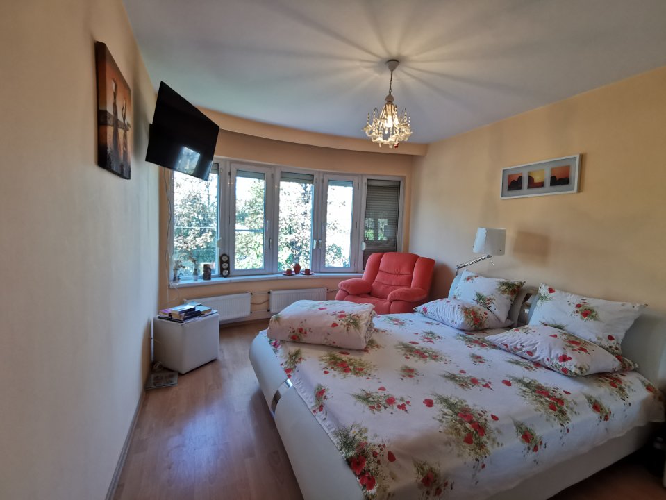 Casa Strada Muntii Carpati, 3 camere, curte proprie