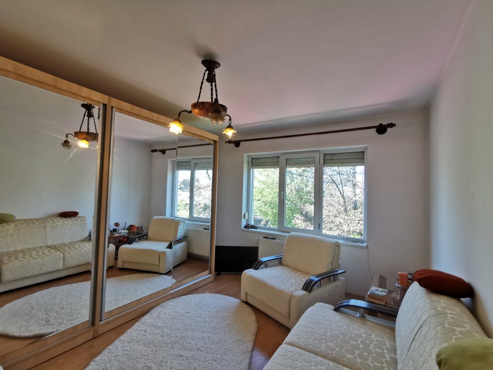 Casa Strada Muntii Carpati, 3 camere, curte proprie