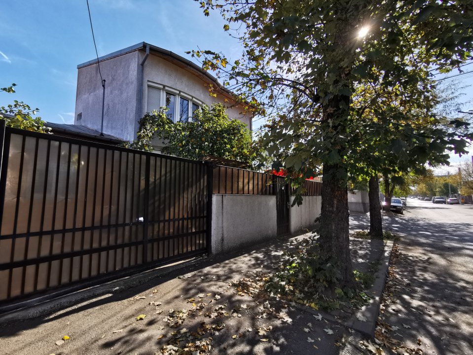 Casa Strada Muntii Carpati, 3 camere, curte proprie