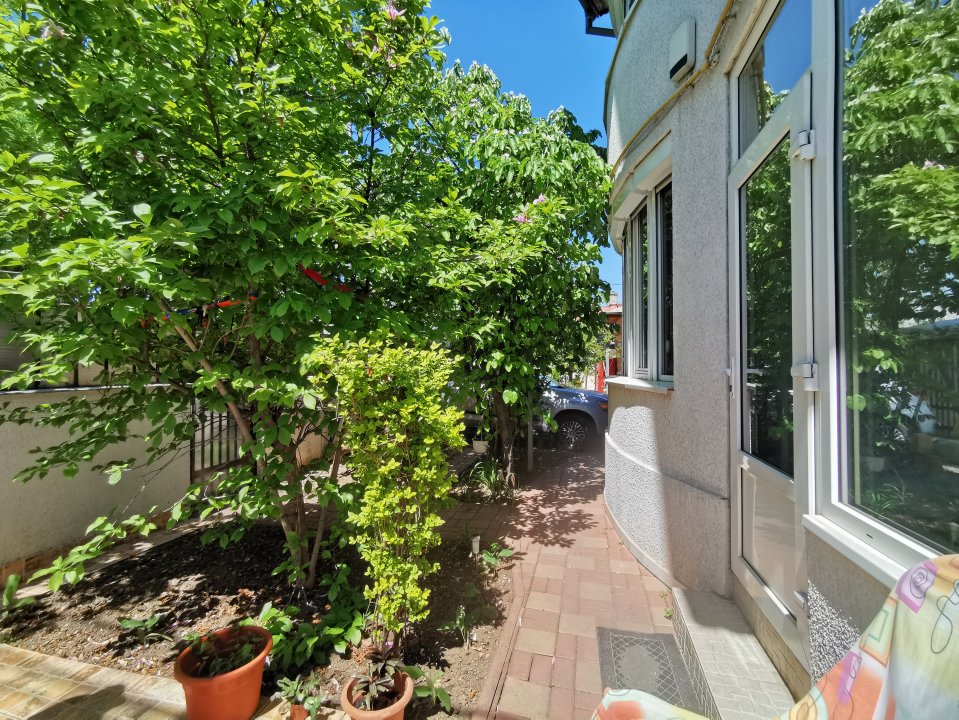 Casa Strada Muntii Carpati, 3 camere, curte proprie