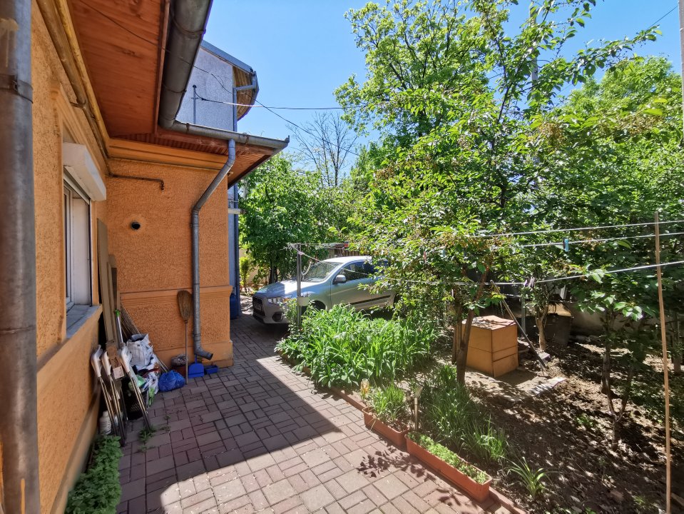 Casa Strada Muntii Carpati, 3 camere, curte proprie