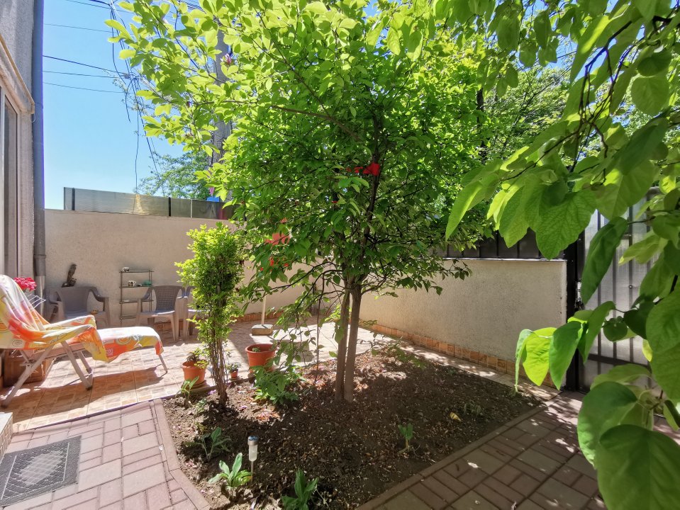 Casa Strada Muntii Carpati, 3 camere, curte proprie