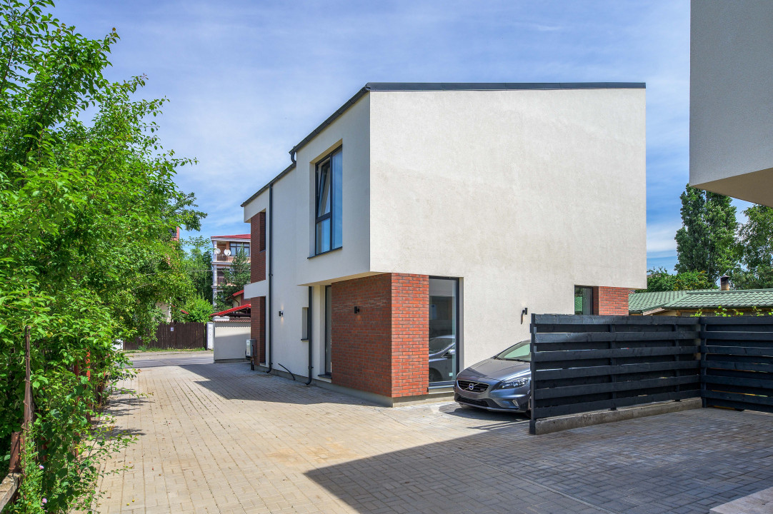 Otopeni-centru. Vila individuala finalizata, toate utilitatile, libera.