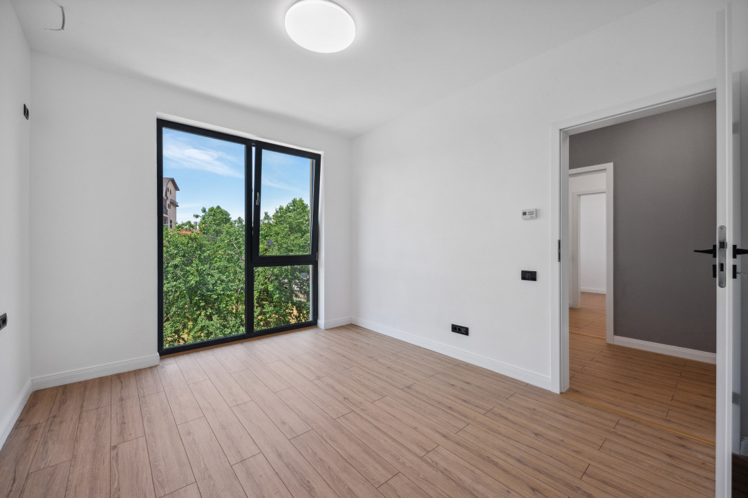 Otopeni-centru. Vila individuala finalizata, toate utilitatile, libera.