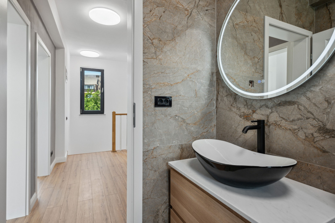 Otopeni-centru. Vila individuala finalizata, toate utilitatile, libera.