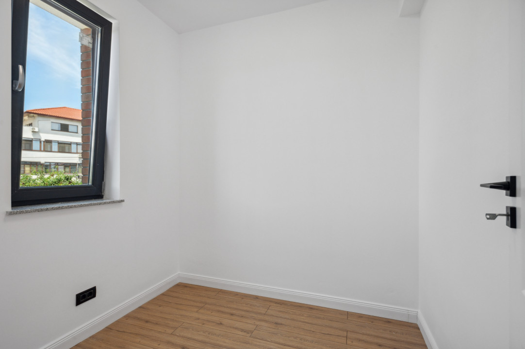 Otopeni-centru. Vila individuala finalizata, toate utilitatile, libera.