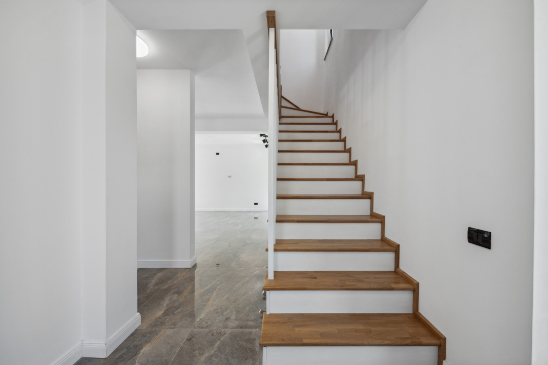 Otopeni-centru. Vila individuala finalizata, toate utilitatile, libera.