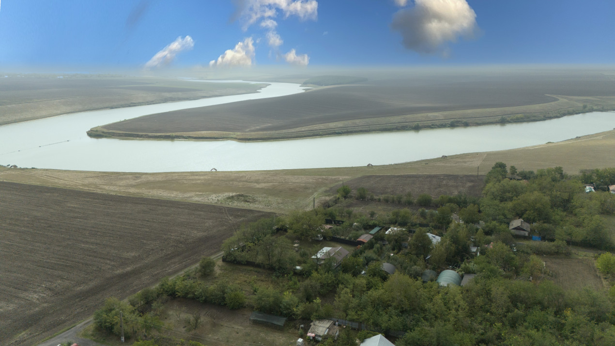 Casa langa balta Polcesti