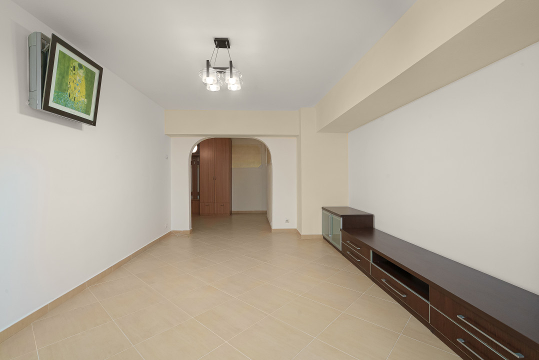 3 camere de închiriat Rond Alba Iulia-Restaurant Arogant pretabil birou