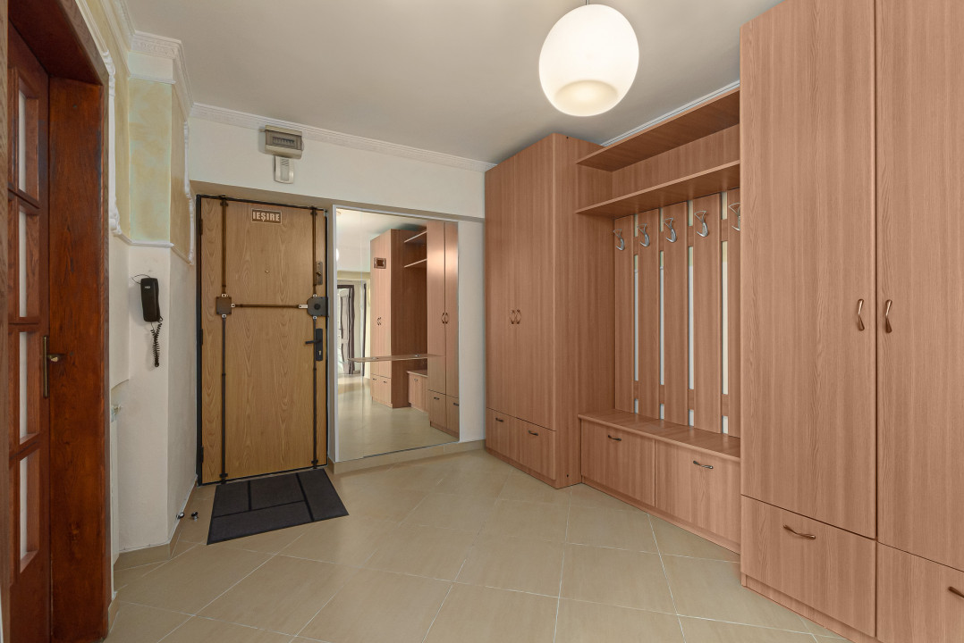 3 camere de închiriat Rond Alba Iulia-Restaurant Arogant pretabil birou