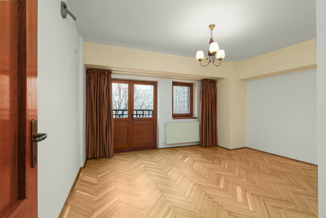 3 camere de închiriat Rond Alba Iulia-Restaurant Arogant pretabil birou