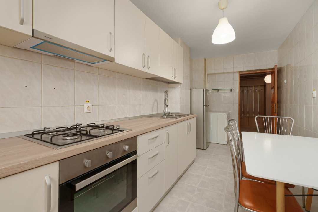 3 camere de închiriat Rond Alba Iulia-Restaurant Arogant pretabil birou