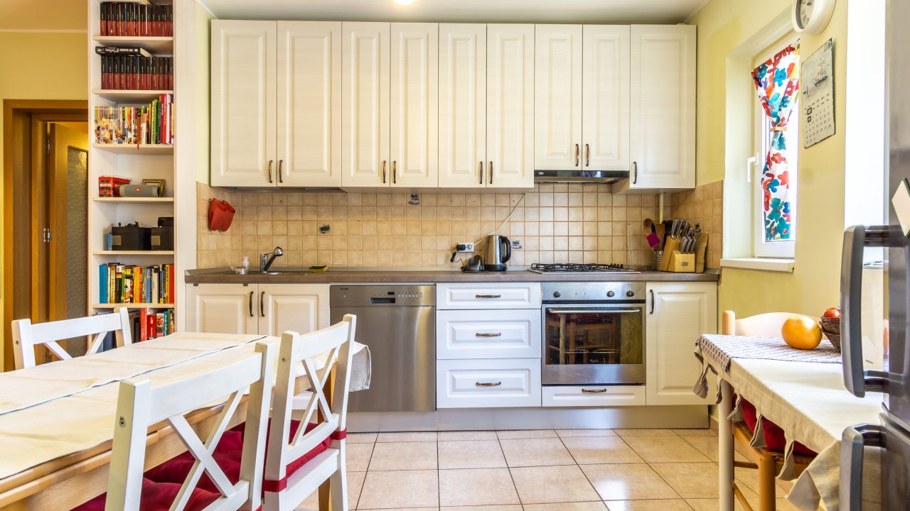 3 camere decomandat cu 2 bai, 2 balcoane, complet mobilat si utilat, langa parc