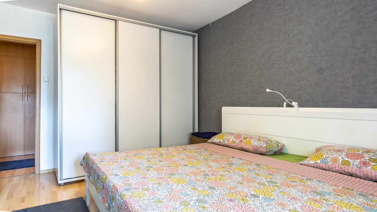 3 camere decomandat cu 2 bai, 2 balcoane, complet mobilat si utilat, langa parc