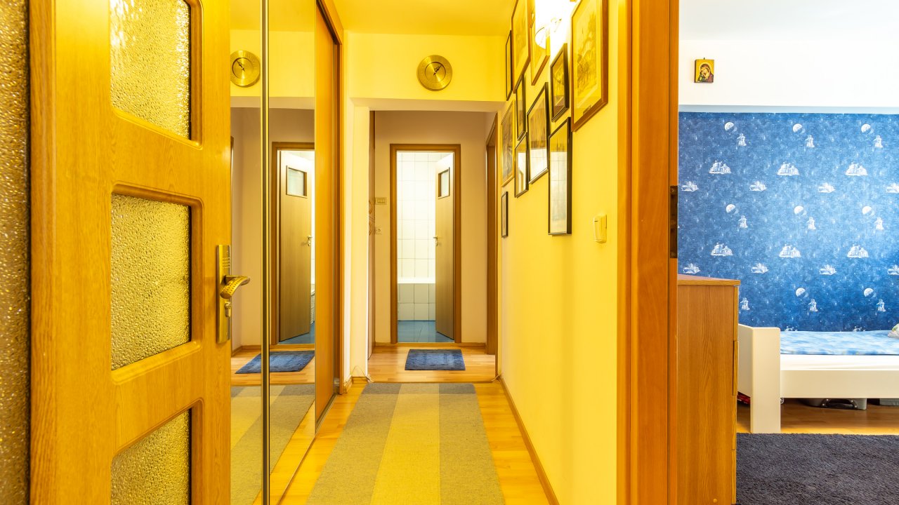 3 camere decomandat cu 2 bai, 2 balcoane, complet mobilat si utilat, langa parc