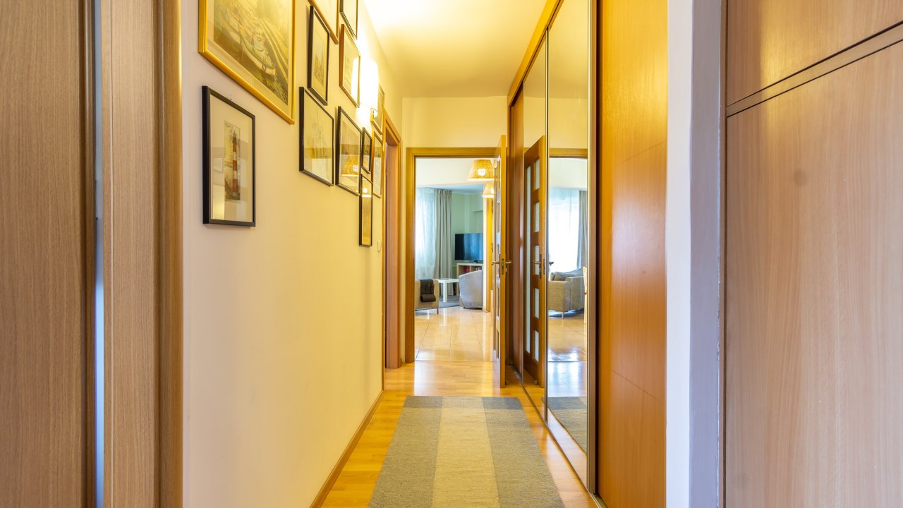 3 camere decomandat cu 2 bai, 2 balcoane, complet mobilat si utilat, langa parc