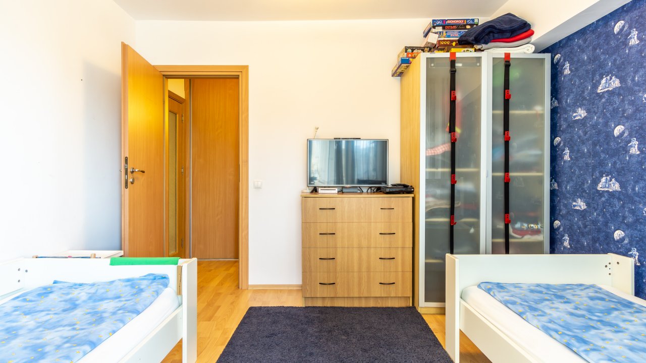 3 camere decomandat cu 2 bai, 2 balcoane, complet mobilat si utilat, langa parc