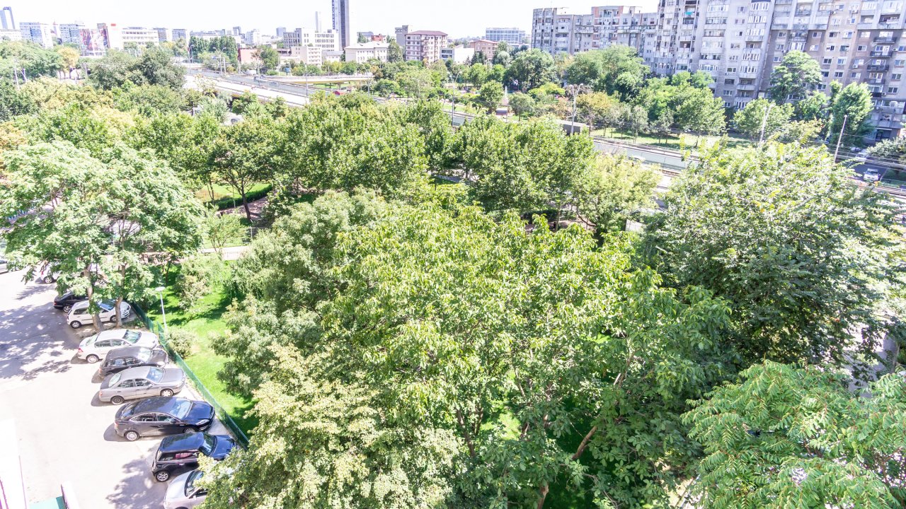 3 camere decomandat cu 2 bai, 2 balcoane, complet mobilat si utilat, langa parc