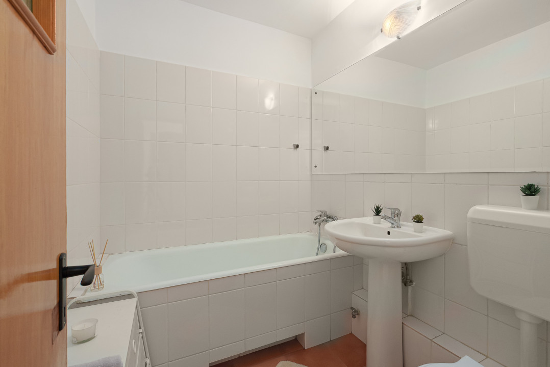 Garsoniera decomandată prima închiriere Banu Manta - vedere spate