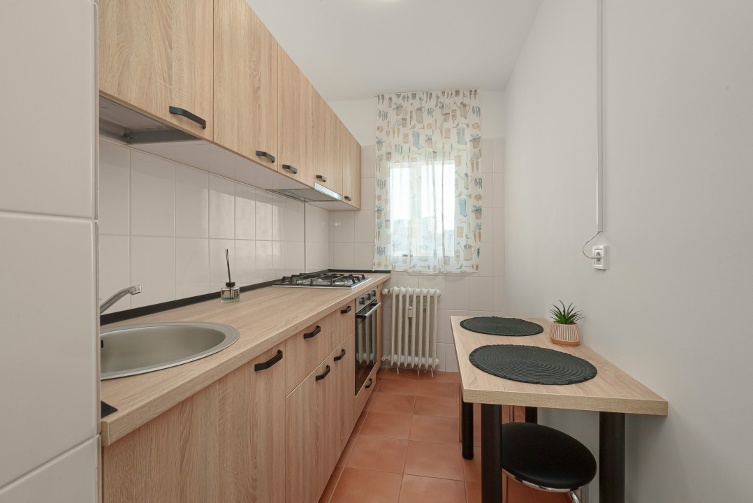 Garsoniera decomandată prima închiriere Banu Manta - vedere spate