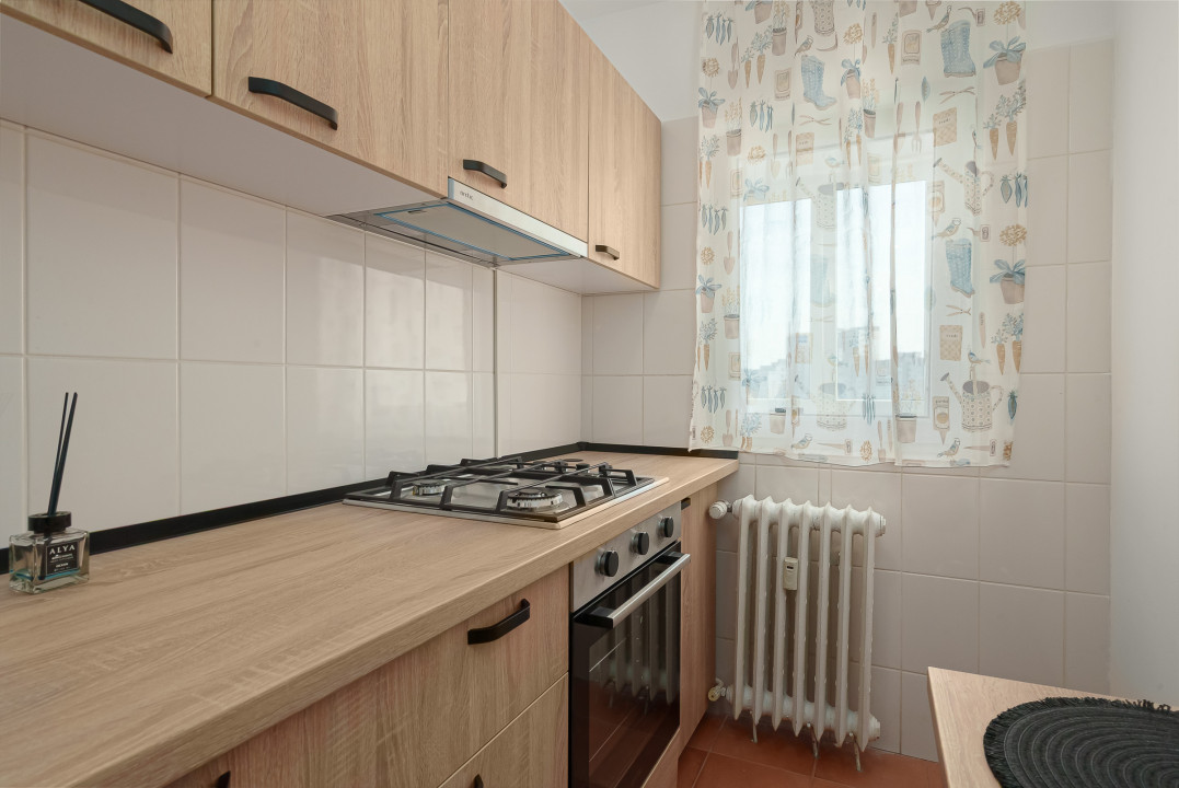 Garsoniera decomandată prima închiriere Banu Manta - vedere spate