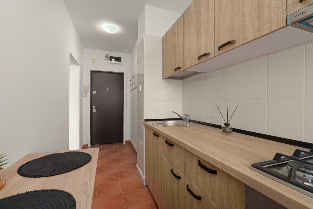 Garsoniera decomandată prima închiriere Banu Manta - vedere spate