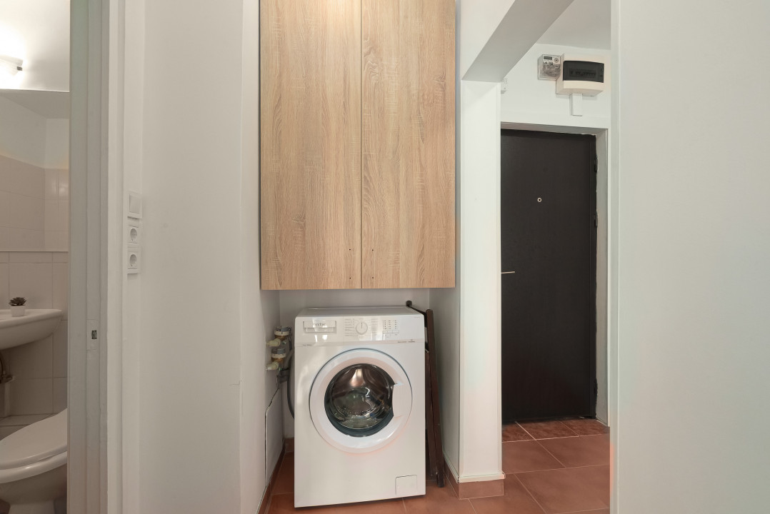 Garsoniera decomandată prima închiriere Banu Manta - vedere spate