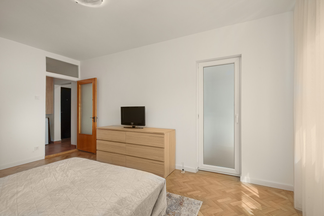 Garsoniera decomandată prima închiriere Banu Manta - vedere spate