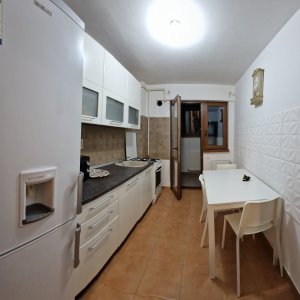 Apartament complet mobilat si utilat - decomandat - loc de parcare suprateran 