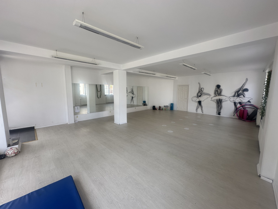 Spatiu Comercial 110 MP+lot 222 MP+2 locuri parcare New Residence