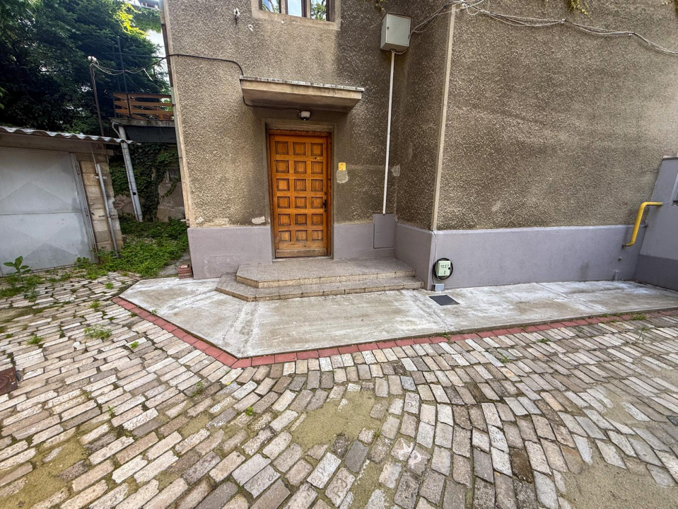 Apartament in Armeneasca, parter in vila.