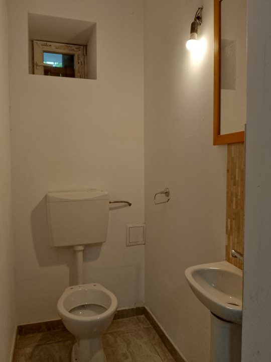 EROII REVOLUTIEI_Spatiu comercial parter de vila