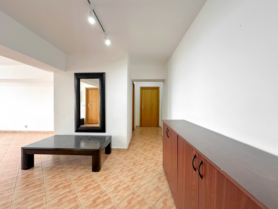 Rond Alba Iulia, apartament cu 3 camere de închiriat, pretabil firma