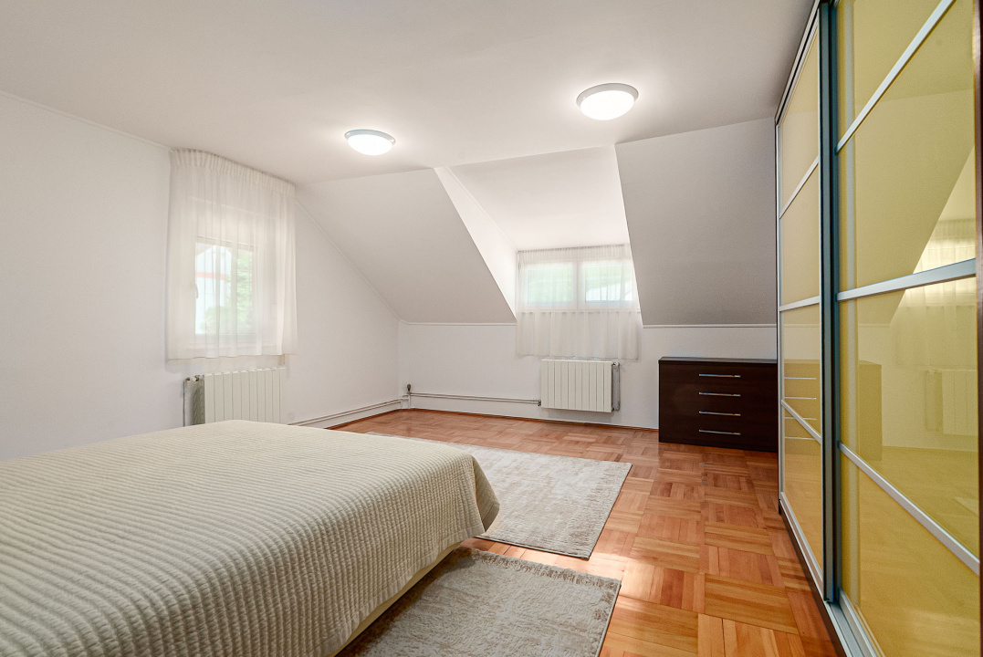 Vilă de vânzare în Bușteni – 8 dormitoare, vedere directă spre Crucea Caraiman!