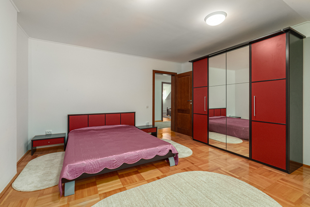 Vilă de vânzare în Bușteni – 8 dormitoare, vedere directă spre Crucea Caraiman!