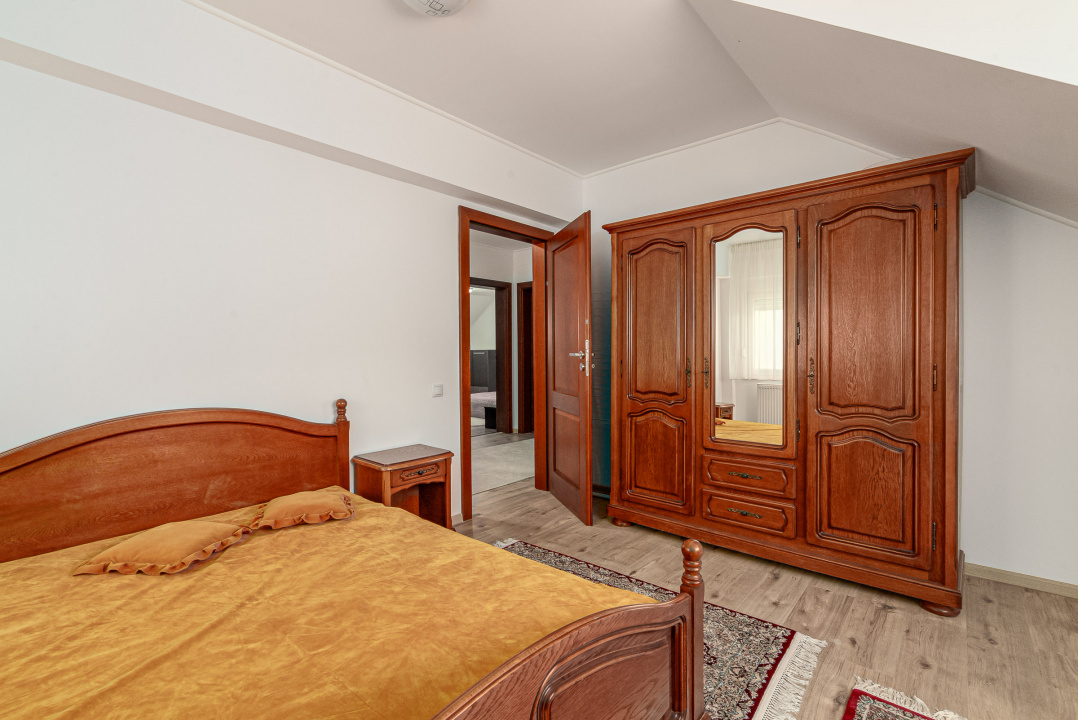 Vilă de vânzare în Bușteni – 8 dormitoare, vedere directă spre Crucea Caraiman!