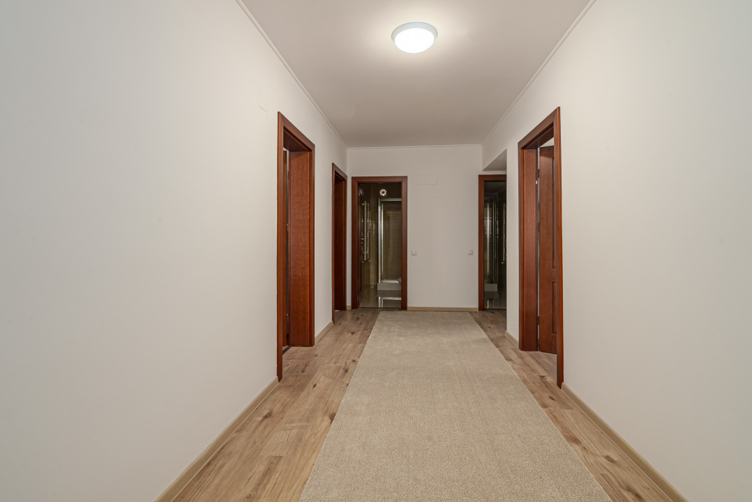 Vilă de vânzare în Bușteni – 8 dormitoare, vedere directă spre Crucea Caraiman!