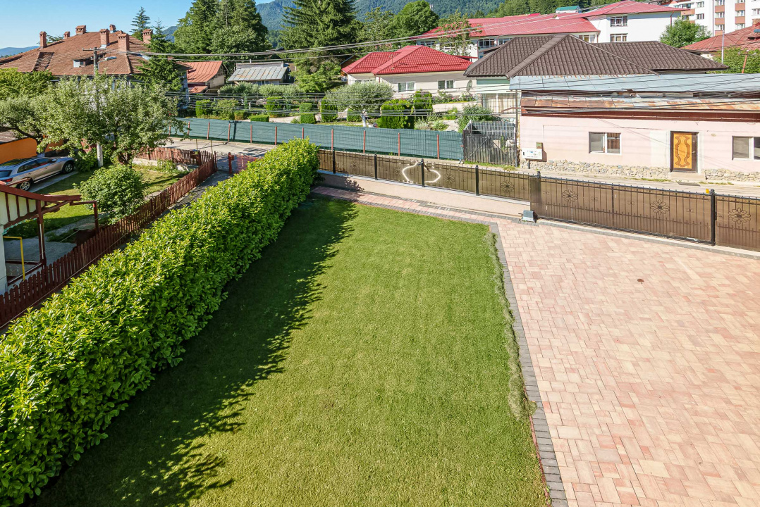 Vilă de vânzare în Bușteni – 8 dormitoare, vedere directă spre Crucea Caraiman!