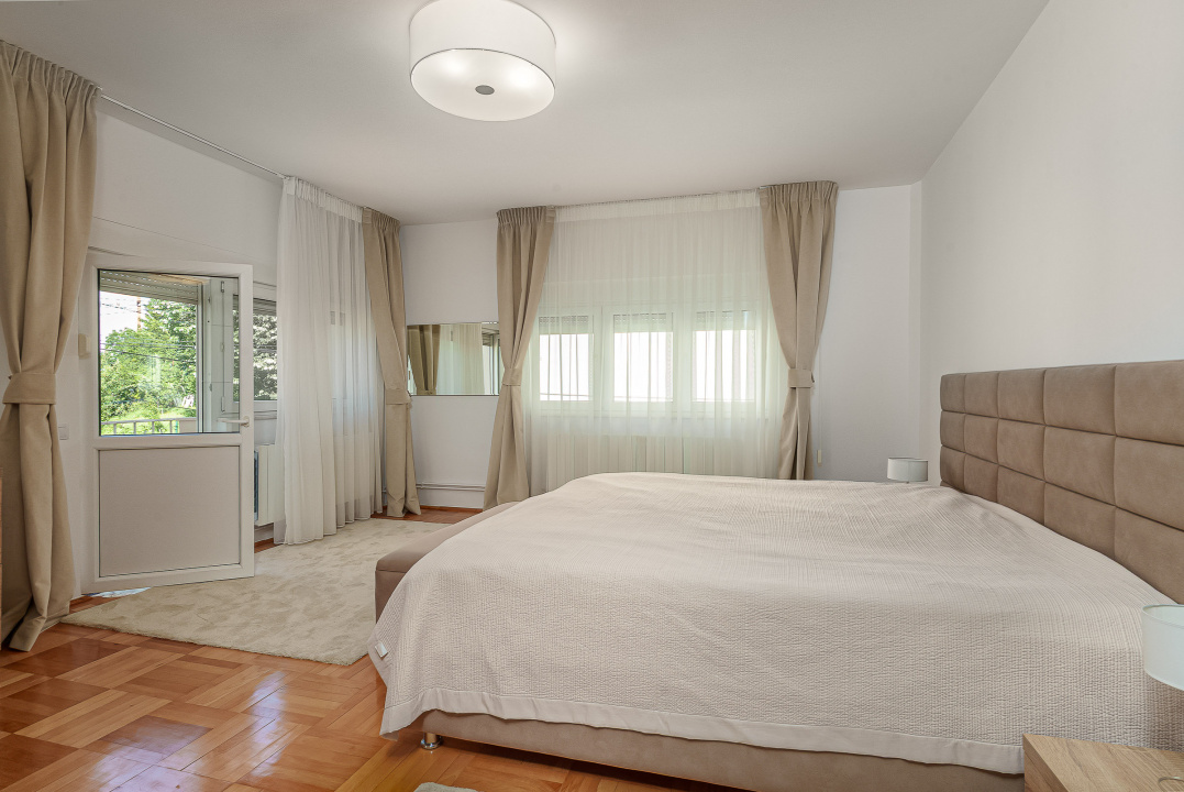 Vilă de vânzare în Bușteni – 8 dormitoare, vedere directă spre Crucea Caraiman!