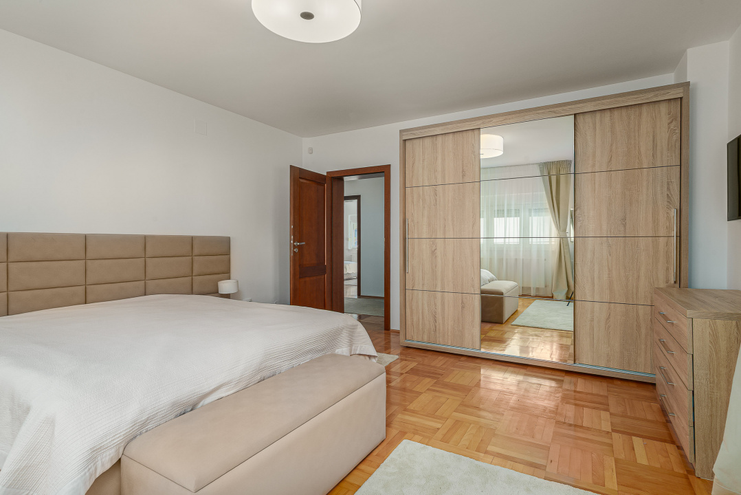 Vilă de vânzare în Bușteni – 8 dormitoare, vedere directă spre Crucea Caraiman!