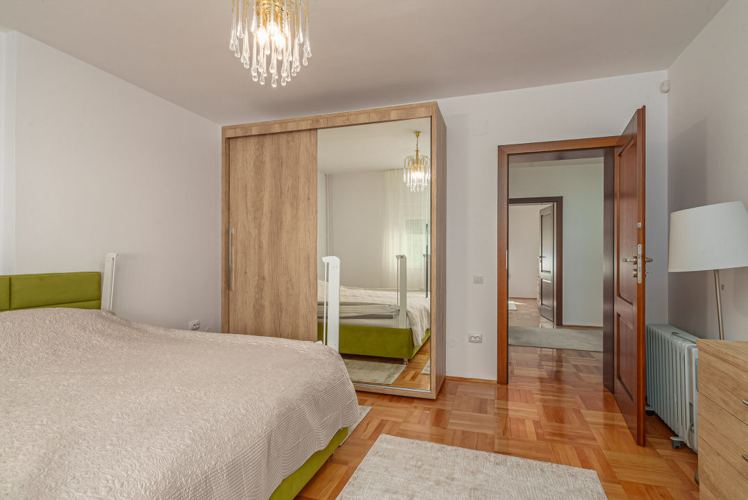 Vilă de vânzare în Bușteni – 8 dormitoare, vedere directă spre Crucea Caraiman!
