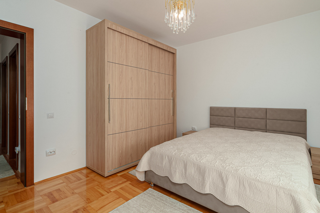 Vilă de vânzare în Bușteni – 8 dormitoare, vedere directă spre Crucea Caraiman!