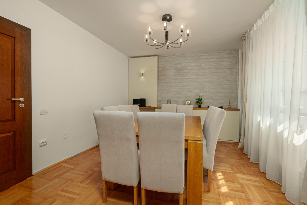 Vilă de vânzare în Bușteni – 8 dormitoare, vedere directă spre Crucea Caraiman!