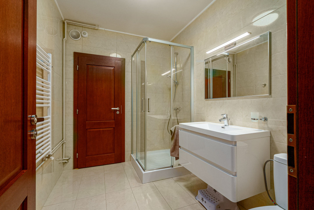 Vilă de vânzare în Bușteni – 8 dormitoare, vedere directă spre Crucea Caraiman!