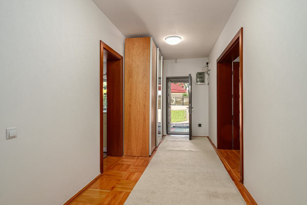 Vilă de vânzare în Bușteni – 8 dormitoare, vedere directă spre Crucea Caraiman!