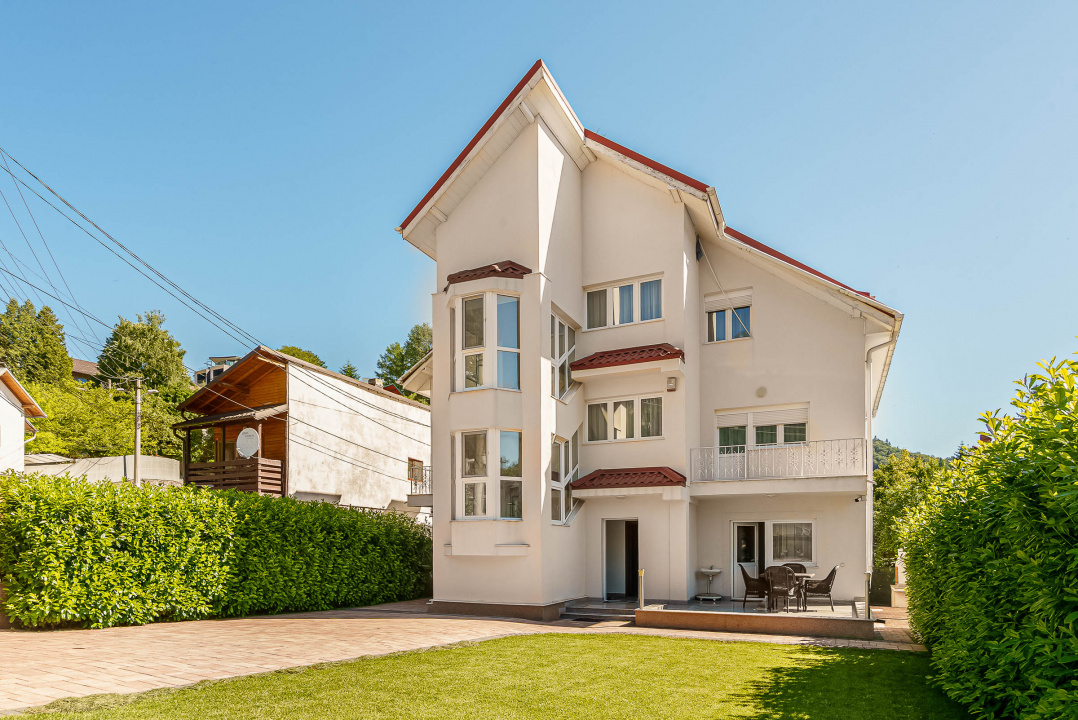 Vilă de vânzare în Bușteni – 8 dormitoare, vedere directă spre Crucea Caraiman!