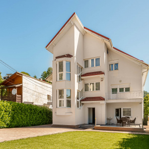 Vilă de vânzare în Bușteni – 8 dormitoare, vedere directă spre Crucea Caraiman!