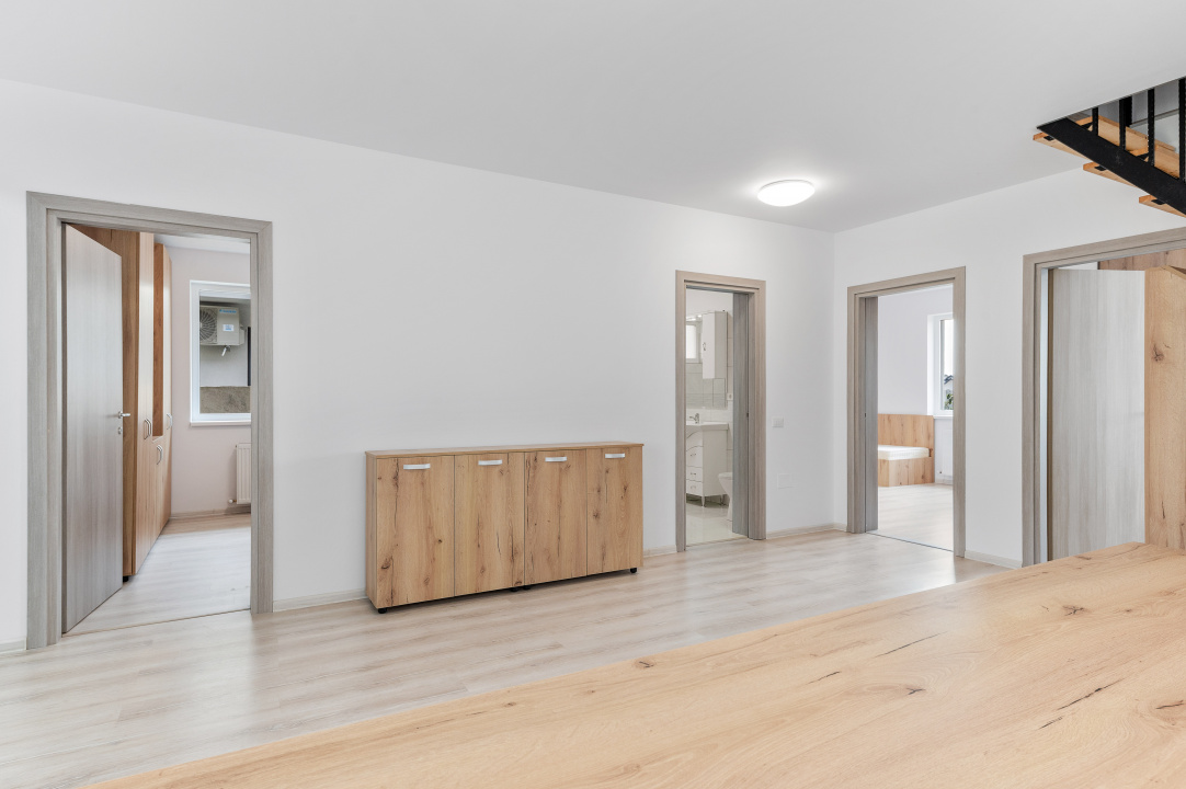 Vila noua, 5 dormitoare, 3 bai, teren 380 mp. Pret excelent